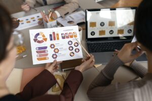 Assistente de RH olham métricas da empresa e implementam estratégia omnichannel