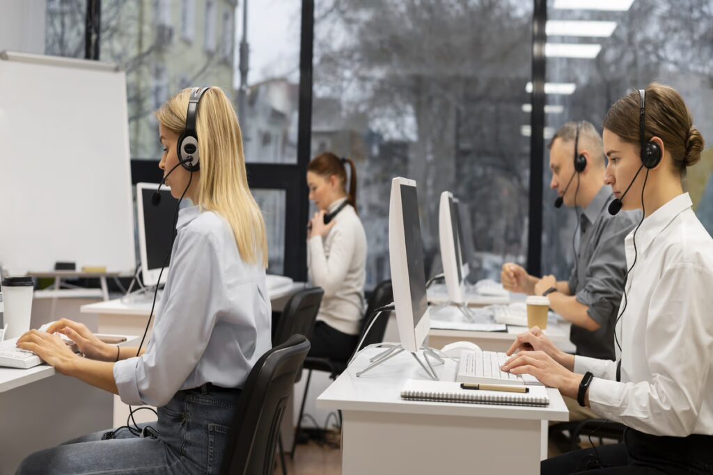 Colegas de trabalho em escritótio prestam serviços para uma plataforma de atendimento